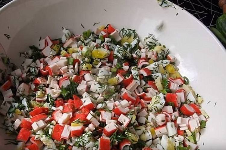Салат з крабовими паличками, рисом та зеленню - рецепти