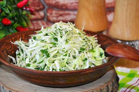 Салат із свіжої капусти: 20 смачних рецептів на кожен день