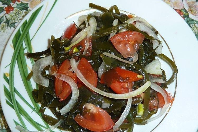 Салат з крабовими паличками, помідорами та морською капустою - рецепти