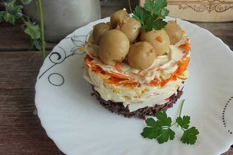 Салат з крабовими паличками та червоним рисом - рецепти