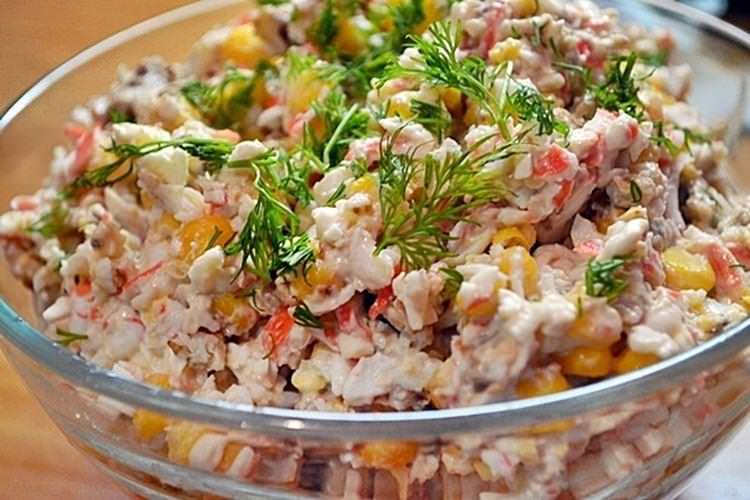 Салат з крабовими паличками, рисом та горіхами - рецепти
