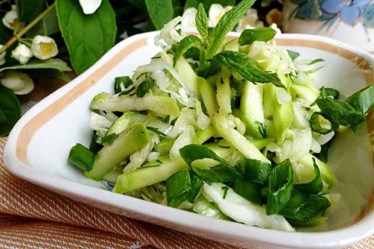 Салат із свіжої капусти та кабачків - рецепти