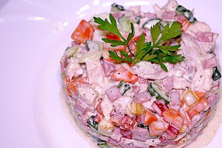 Салат з куркою та ковбасою - Салати з майонезом на Новий рік 2021 рецепти