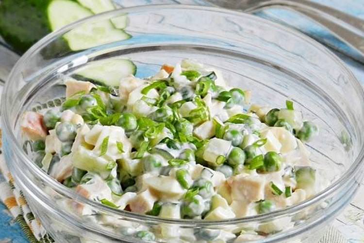 Салат з копченою куркою та замороженим горошком - Салати з майонез2 рецепти