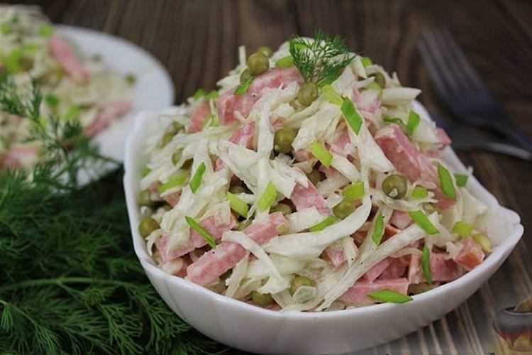 Салат зі свіжої капусти з ковбасою - рецепти