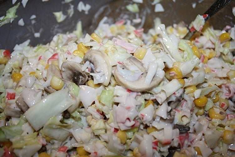 Салат з крабовими паличками кукурудзою та грибами - рецепти