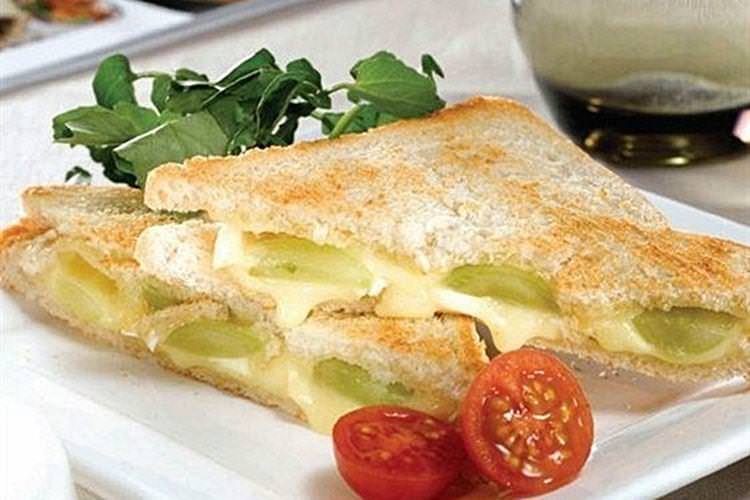 Бутерброди з сиром бри та виноградом на Новий рік 2021 - рецепти