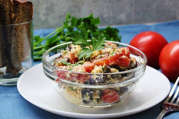 Салат з баклажанами та помідорами - Смачні та дешеві рецепти страв