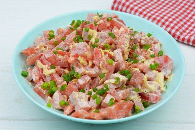 Салат з ковбасою - Смачні та дешеві рецепти страв