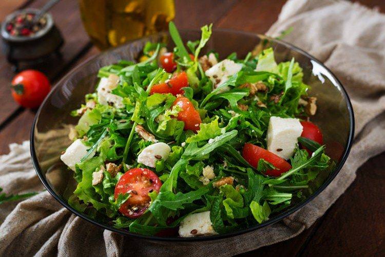 Салат з помідорами та бринзою - Дуже смачні страви рецепти