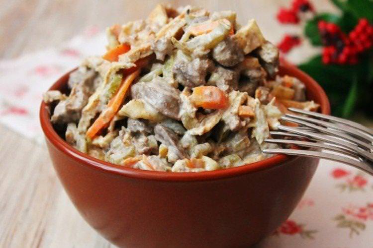 Вишуканий салат з курячою печінкою - Дуже смачні страви рецепти