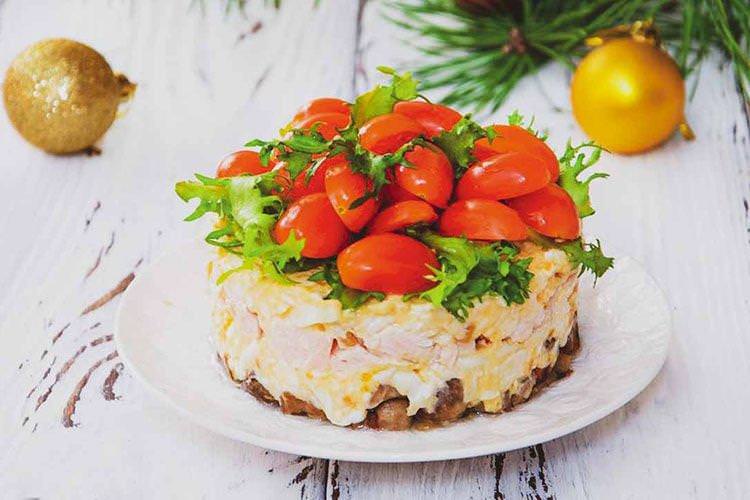 Салат з копченою куркою на день народження - рецепти