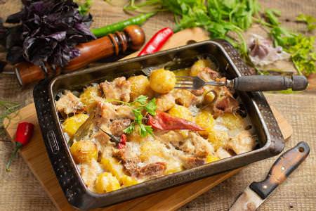 Картопля з м'ясом у духовці: 15 простих і смачних рецептів