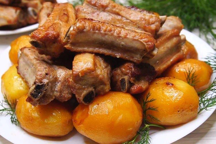 Свинячі ребра з картоплею - Картопля з м'ясом у духовці рецепти