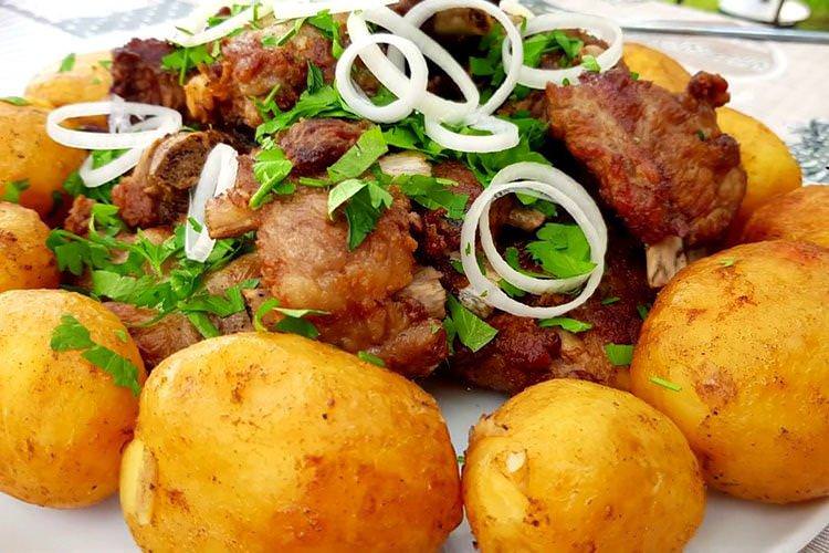 Картопля з м'ясом в імбирному соусі в духовці - рецепти