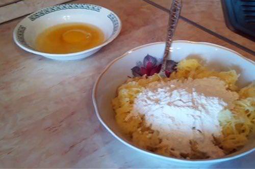 Картопляні драніки з сиром та сметанним соусом - покроковий рецепт