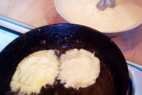 Картопляні драніки з сиром та сметанним соусом - покроковий рецепт