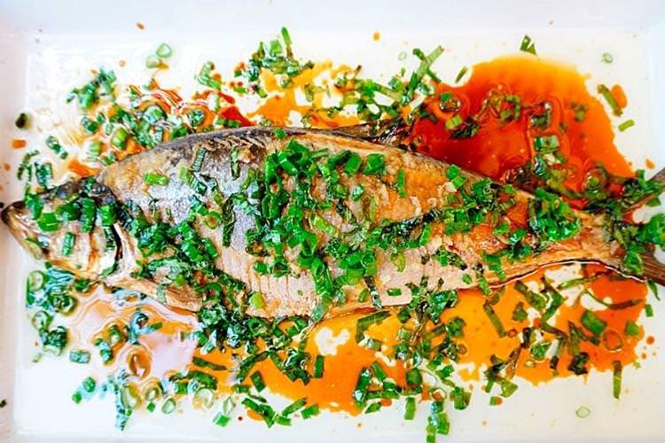 Риба на пару з соєвим соусом та імбиром - гарячі страви на Новий рік 2021