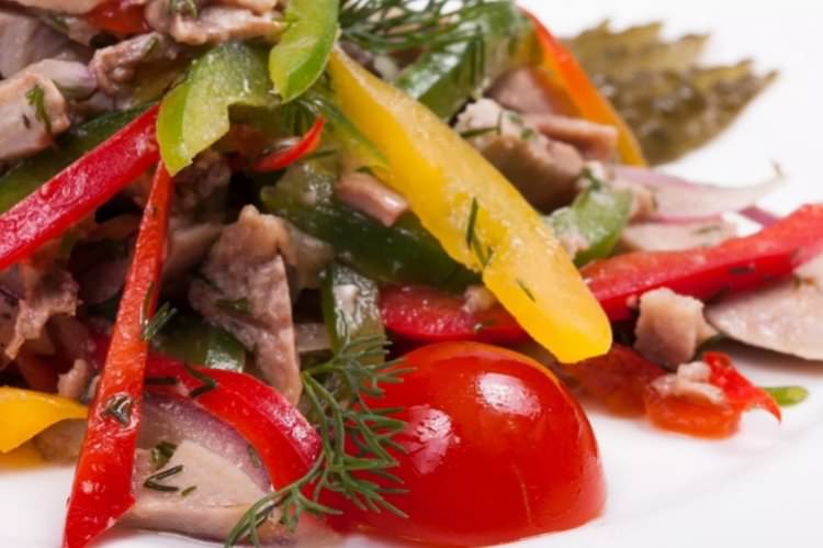 Пікантний салат з гострим перцем, свіжими овочами та свинячим серцем