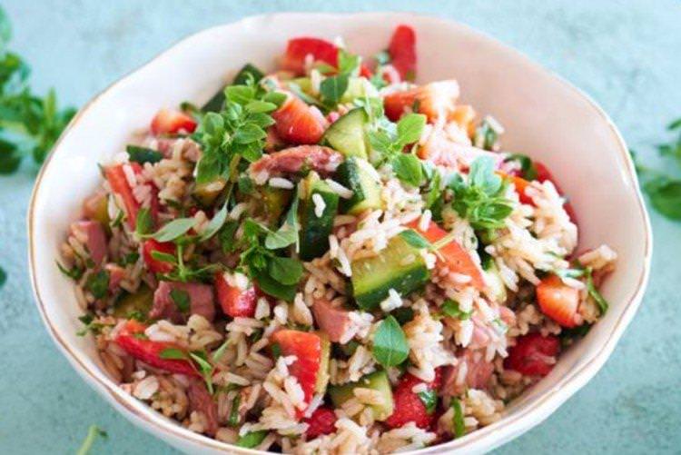 Рисовий салат з копченою куркою та полуницею - Страви з рису рецепти