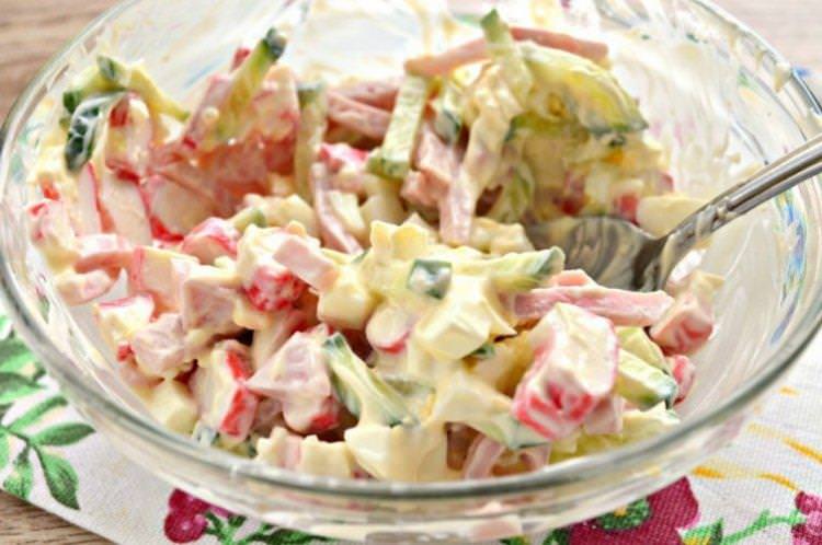 Салат з крабовими паличками та шинкою - Прості та смачні салати на всі випадки життя