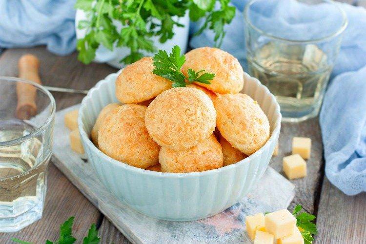 Запечені сирні кульки з маслинами - Чим нагодувати гостей рецепти