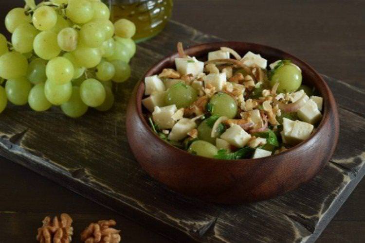Салат з маринованими огірками та виноградом - Прості та смачні салати на всі випадки життя