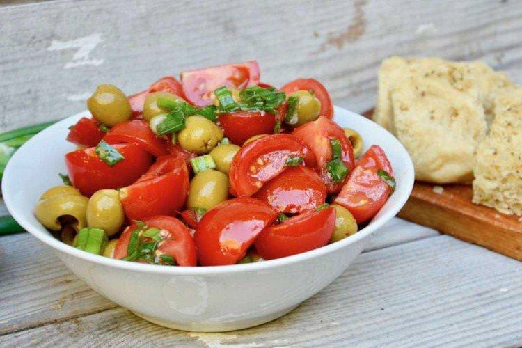 Салат з помідорів з маслинами - Прості та смачні салати на всі випадки життя