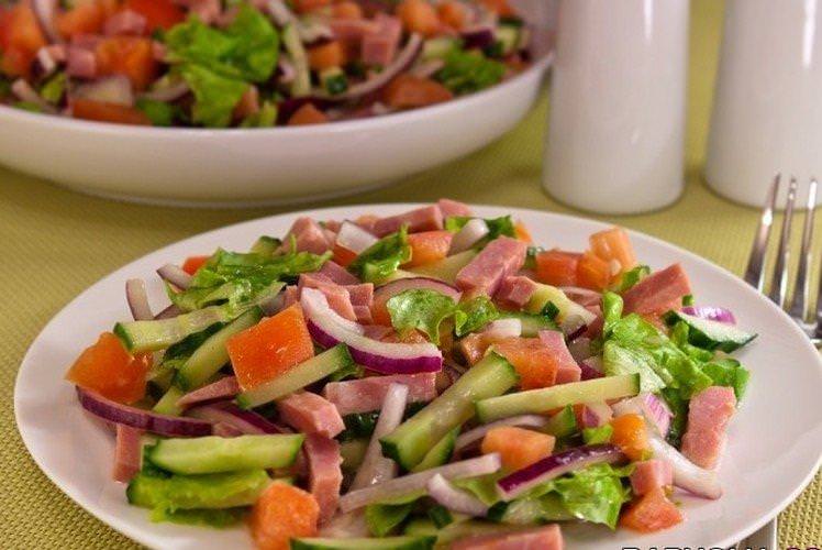 Салат з шинкою та маринованою цибулею - Новорічні салати без майонезу рецепти