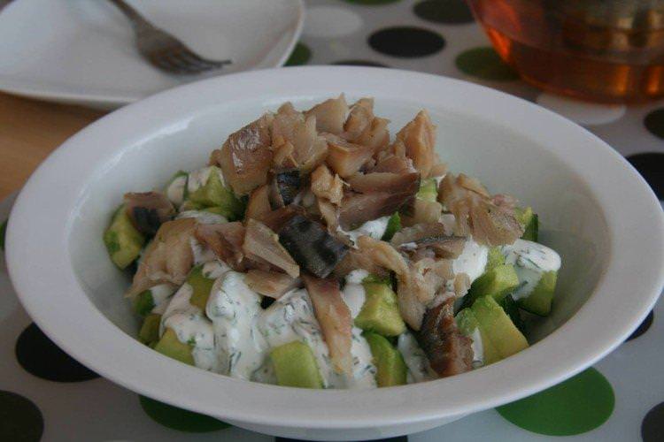 Салат зі скумбрією та яблуками - Новорічні салати без майонезу рецепти
