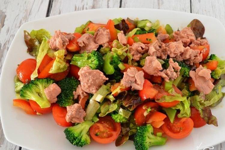 Салат з печінкою тріски та броколі - Салати без майонезу рецепти