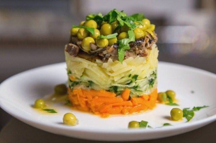 Салат зі шпротами та зеленим горошком - Новорічні салати без майонезу рецепти