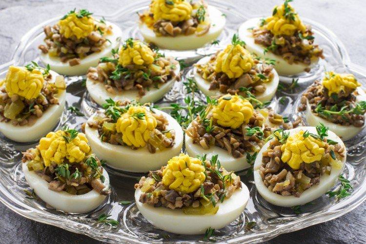 Яйця фаршировані грибами - Новорічні закуски рецепти