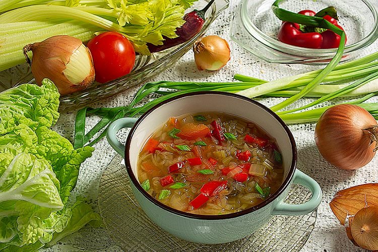 Цибулевий суп з овочами та копченостями