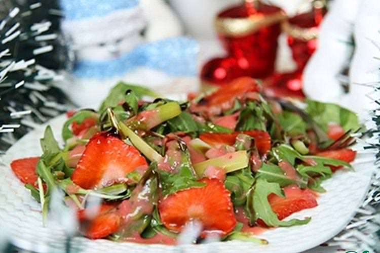 Салат з полуницею та спаржевою квасолею - Що приготувати дитині на День народження рецепти