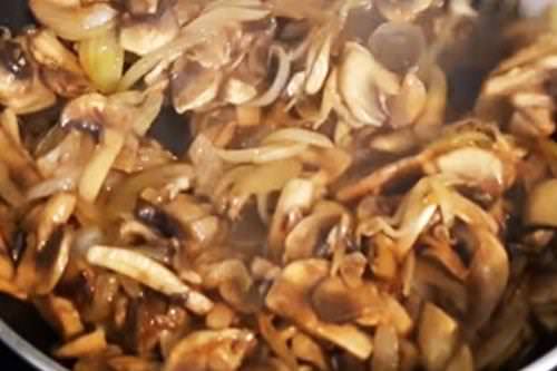 Паста з куркою та грибами у вершковому соусі - покроковий рецепт