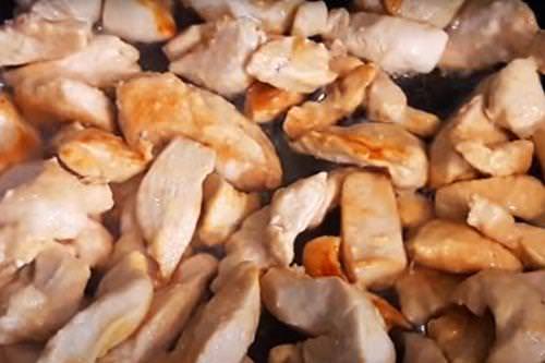 Паста з куркою та грибами у вершковому соусі - покроковий рецепт