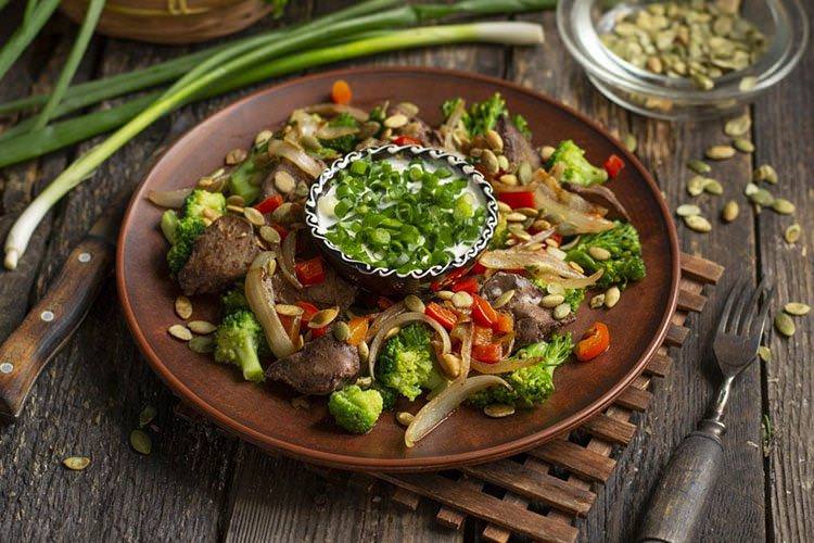 Горячий салат з курячою печінкою та грибами - рецепти
