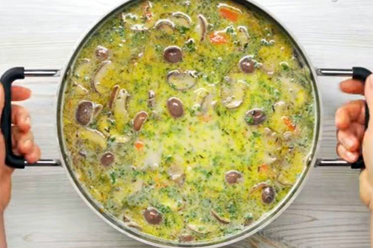 Грибний суп з печерицями та куркою - рецепт покроково з фото