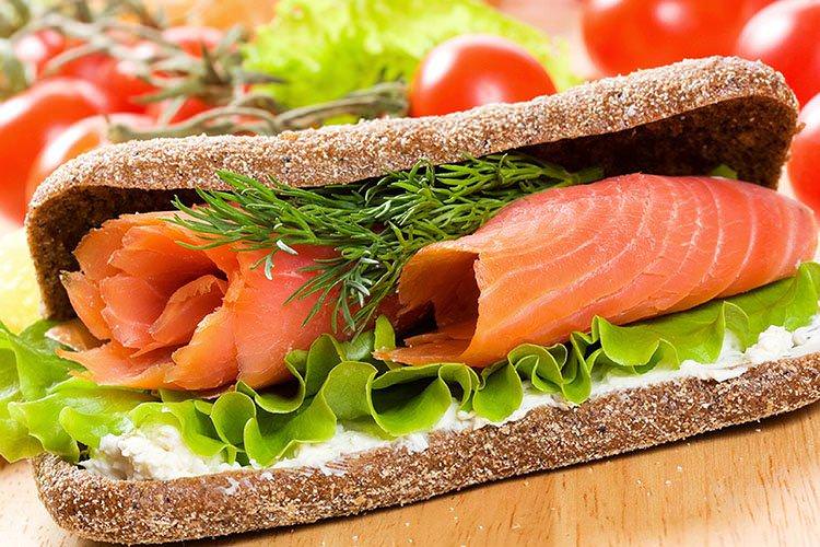Сендвічі з сьомгою - Бутерброди з червоною рибою рецепти