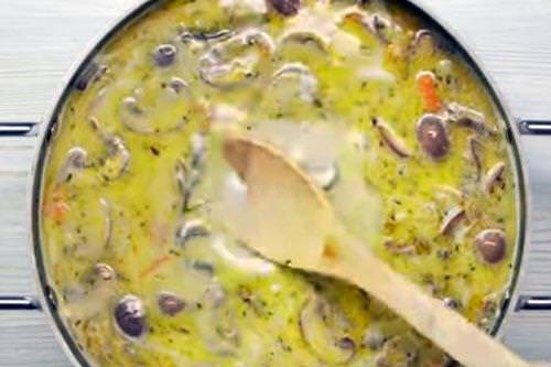 Грибний суп з печерицями та куркою - покроковий рецепт