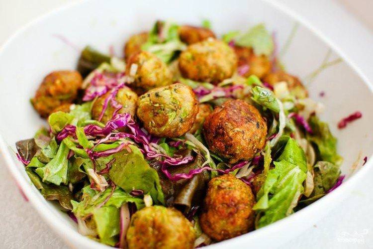 Овочевий салат з хрусткими кульками - рецепти