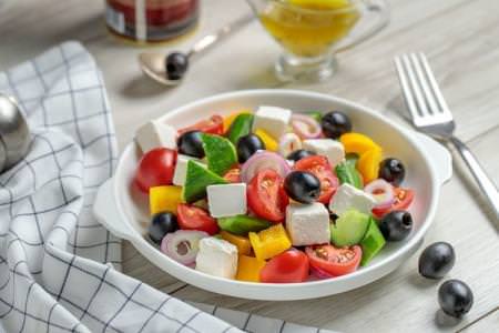 Грецький салат: 5 найсмачніших класичних рецептів (покроково)