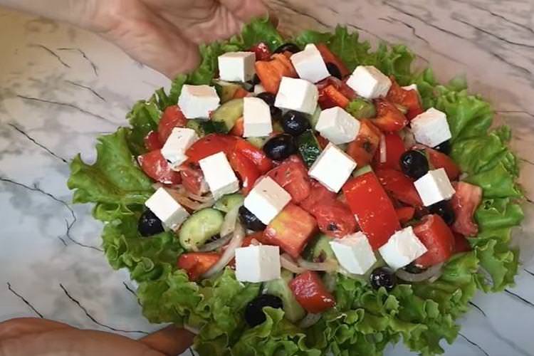 Грецький салат з базиліком - рецепт покроково з фото