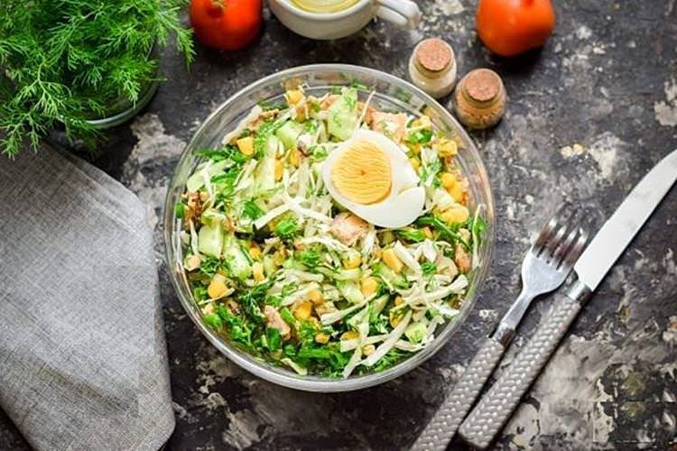 Дієтичний салат з капустою та тунцем - рецепти