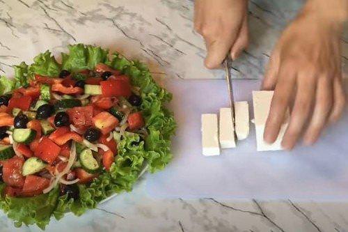 Грецький салат з базиліком - покроковий рецепт