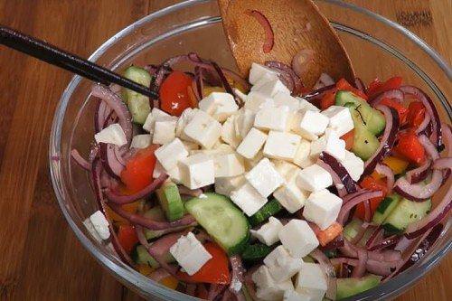 Грецький салат з медово-гірчичним заправкою - покроковий рецепт