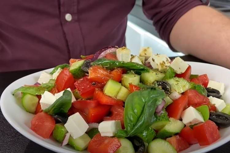 Грецький салат з бальзамічним оцтом - рецепт покроково з фото
