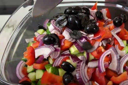 Грецький салат із бальзамічним оцтом - покроковий рецепт