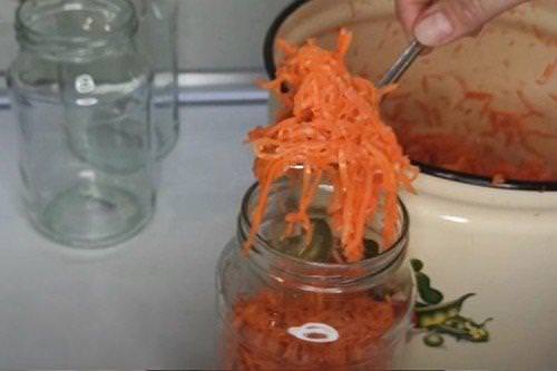 Морква по-корейськи на зиму в банках у домашніх умовах - покроковий рецепт